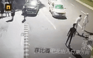 Lôi nhau ra giữa đường cãi vã, cô gái gặp tai nạn thảm khốc