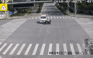 Bị xe tải húc văng 10 m, người đàn ông vẫn đứng dậy đi lại bình thường