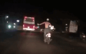 Clip thanh niên cởi trần vừa lái xe máy vừa 'múa ba lê' khiến người xem thót tim