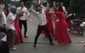 Clip cô dâu chú rể và đội bê tráp kéo nhau ra 'quẩy' giữa đường gây cản trở giao thông