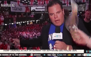 Phóng viên World Cup bị CĐV hất bia thẳng vào mặt ngay trên sóng truyền hình