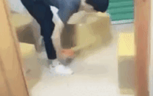 Đỉnh cao gói hàng: Thanh niên mất vài giây để cuốn băng dính kín hộp giấy khiến dân mạng nể phục