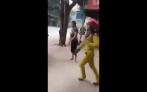 Bắt quả tang chồng và cháu dâu vào nhà nghỉ, vợ gào thét trong uất ức: 'Tao là mợ mày nhé, tao phải đánh mày'