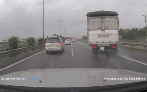 Clip tài xế thoát chết trong gang tấc khi xe tải chạy tốc độ cao bất ngờ nổ lốp trên cao tốc Trung Lương