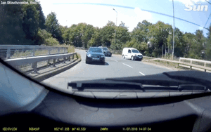 Muốn vượt xe trước nhưng không được, ô tô lao thẳng thanh chắn đường