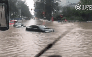 Mưa lớn kéo dài biến đường thành sông, nước ngập tới nóc ô tô ở Trung Quốc