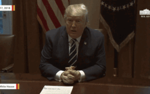 Ông Trump thề tin tưởng tình báo Mỹ, Nhà Trắng bỗng tối đen