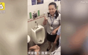 Kỳ cục: Ăn đồ ăn ngay trong bồn tiểu để chứng minh nhà vệ sinh sạch