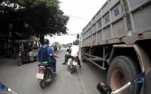 Cố vượt xe tải, người đàn ông đi xe máy suýt bị cuốn thẳng vào gầm