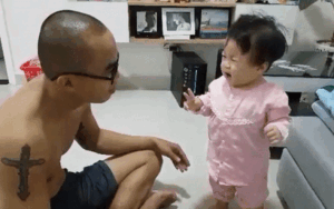 Clip bé gái chưa tốt nghiệp 'trường nói' cãi tay đôi với bố, mẹ ngồi ngoài không dám manh động sợ bị đánh hội đồng