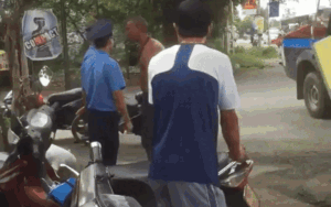 Người đàn ông cầm đao kiếm de dọa cán bộ thanh tra giao thông, giật lại biển quảng cáo