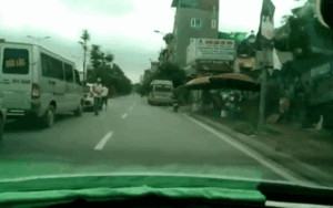 Clip thót tim: Bé trai bất ngờ lao ra trước đầu xe ô tô đang lưu thông trên đường khiến nhiều người được phen 'khiếp vía'