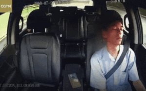 Hoảng hồn tài xế ngủ gật suốt 1 phút khi xe đang bon bon chạy