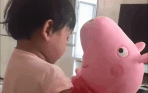 Bị mẹ mắng tủi thân, bé gái ôm gấu bông 'kể khổ' khiến dân mạng 'lụi tim'