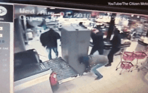 Nhóm cướp lao xe bán tải vào siêu thị, khiêng cây ATM vào thùng rồi tẩu thoát