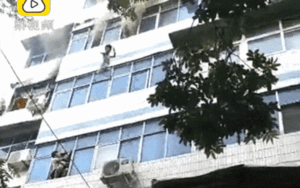 Thót tim cảnh mẹ thả 2 con từ tầng 5 xuống để thoát khỏi đám cháy