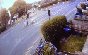 Bị cảnh sát truy đuổi, 4 thanh niên lái BMW tốc độ cao đâm vào gốc cây tử vong