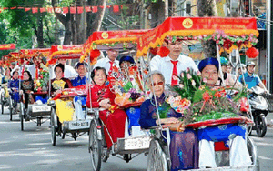 Đại gia dùng container chở 50 xích lô từ Hà Nội về Phú Thọ rước dâu