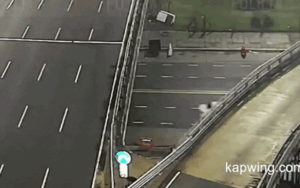 Ô tô lao khỏi đường cao tốc, đâm vỡ thành cầu trong khoảnh khắc nghẹt thở hơn cả phim hành động