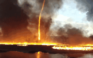 'Cơn lốc lửa' xoáy lên tận trời khiến cư dân khiếp đảm