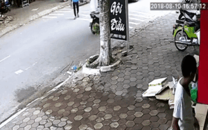 Gây tai nạn, tài xế ô tô kéo cụ bà vào vỉa hè rồi thản nhiên bỏ đi