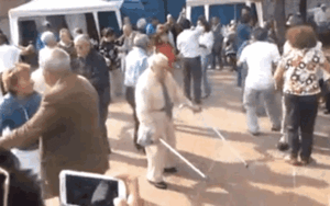 Hai cụ già trốn khỏi viện dưỡng lão, 'quẩy' tưng bừng trong lễ hội nhạc rock