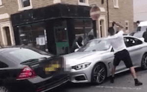 Nhóm côn đồ điên cuồng dùng gậy bóng chày phá nát siêu xe BMW