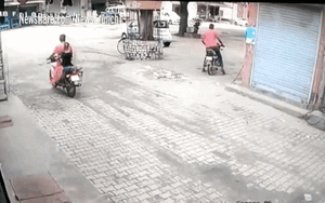 Tránh hai con bò đánh nhau, người đàn ông bị hất văng giữa đường