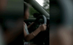 Để con gái 6 tuổi lái ô tô rồi quay video khuyến khích, cặp vợ chồng phải trả giá đắt