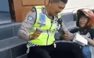 Bị giữ xe máy, thanh niên 'lầy lội' khóc lóc, ôm chân cảnh sát xin tha