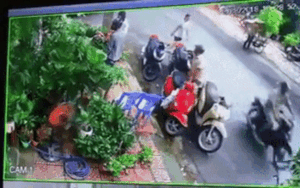 Clip người đàn ông ăn mặc lịch sự đi xe SH ngang nhiên trộm túi xách, bị bắt quả tang còn ra điều lớn tiếng thách thức