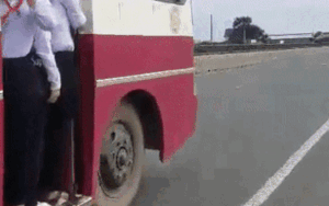 Xe đưa đón học sinh phóng nhanh, các em nhỏ phải đứng đu bám ở cửa do quá tải khiến dân mạng bức xúc