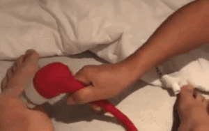 Mấy ai yêu trò như thầy Park Hang-seo, đến tận phòng nằm chống cằm massage chân cho Đình Trọng