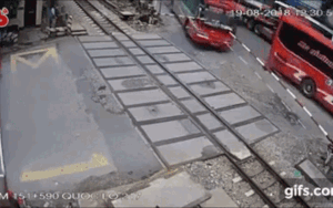 Xe khách giường nằm bị barie chắn tàu xiên thủng sâu vào bên trong khiến hàng chục hành khách hoảng loạn