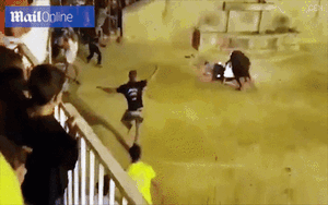 Khoảnh khắc bò có hai sừng rực lửa điên cuồng húc văng người đàn ông