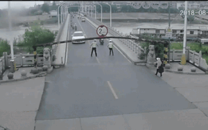 Nam thanh niên lái xe, đâm trực diện vào cảnh sát rồi bỏ chạy