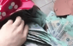 Đập heo đất sau 2 tháng tiết kiệm thu được 2 tỷ đồng, cô gái bị chỉ trích là làm màu khoe của