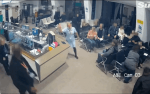 Thấy người đàn ông vung dao loạn xạ trong bệnh viện, nữ y tá làm điều khiến ai cũng nể phục