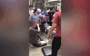 Gia chủ vừa châm hương chưa kịp khấn vái, đám đông xung quanh đã lao vào 'giật cô hồn' khiến dân mạng dậy sóng