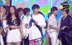 Hồn nhiên đi ngang mặt Red Velvet, anh chàng nhận 'rổ gạch đá' này chắc chắn là nhân vật… xui nhất tháng!