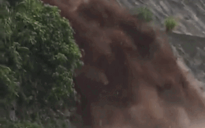 Lũ lớn cuồn cuộn làm hàng loạt khối đất đá đổ xuống chắn ngang đường gây cản trở giao thông ở Hòa Bình