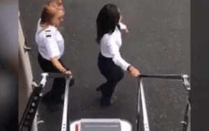 Cư dân mạng 'bấn loạn' vì cặp nữ phi công xinh đẹp nhảy ngẫu hứng trên đường băng