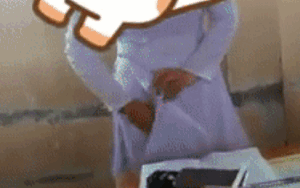 Bên trong tà áo dài của nữ sinh y như túi thần kỳ Doremon, cái gì cũng có!