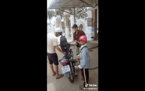Hú hồn nam nhân viên vừa bơm xăng cho khách vừa thản nhiên hút thuốc