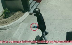 Camera cận cảnh quá trình 2 tên cướp táo tợn dùng súng khống chế nhân viên để 'cướp nhà băng' ở Khánh Hòa