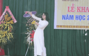 Diễn văn nghệ trong lễ khai giảng, chị khóa trên bị đàn em ráo riết truy link vì quá xinh và hát hay như ca sĩ