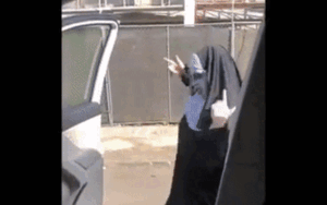 Vừa quay xong phim, ma sơ Valak bắt kịp trào lưu 'In My Feelings' siêu dễ thương