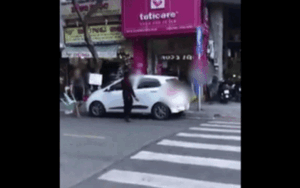 Người đàn ông lớn tiếng chửi bới tài xế, đập vỡ kính xe ô tô và cái kết 'đắng'