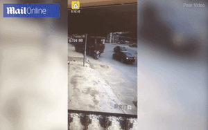 Bị xe tải 'nuốt trọn', người phụ nữ thoát chết kỳ diệu