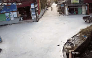 Xe máy chở 3 thiếu niên không đội mũ bảo hiểm, phóng nhanh tông thẳng vào người phụ nữ ở ngã tư giao nhau gây tranh cãi